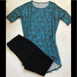 Beautiful floral tunic with elbow sleeves. Generous fit, size 2–6